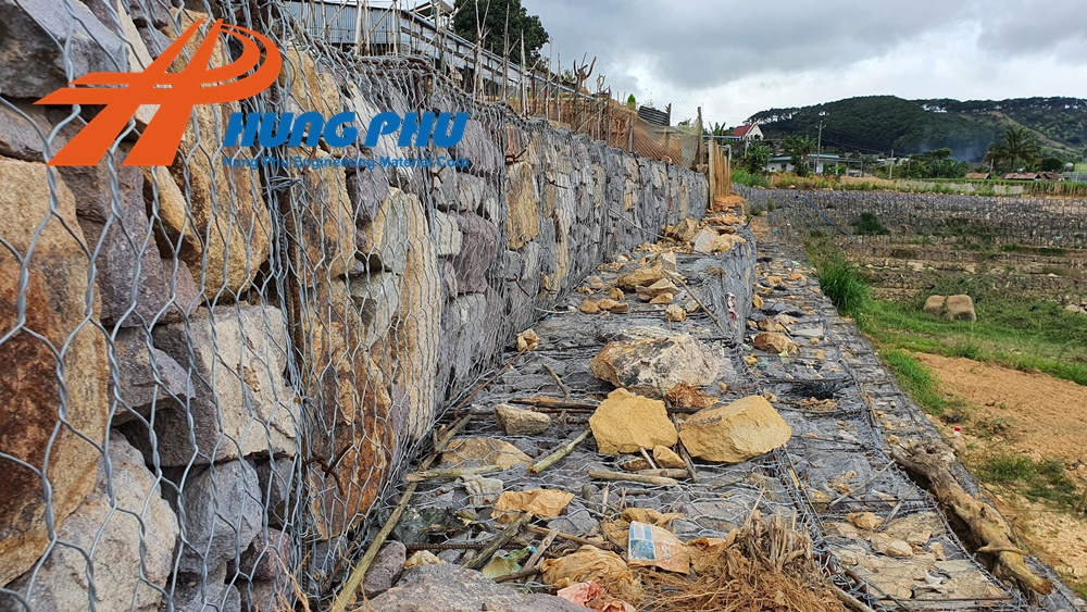 Thiết kế tường chắn trọng lực phổ biến với rọ đá hộc 83 thi công kè rọ đá