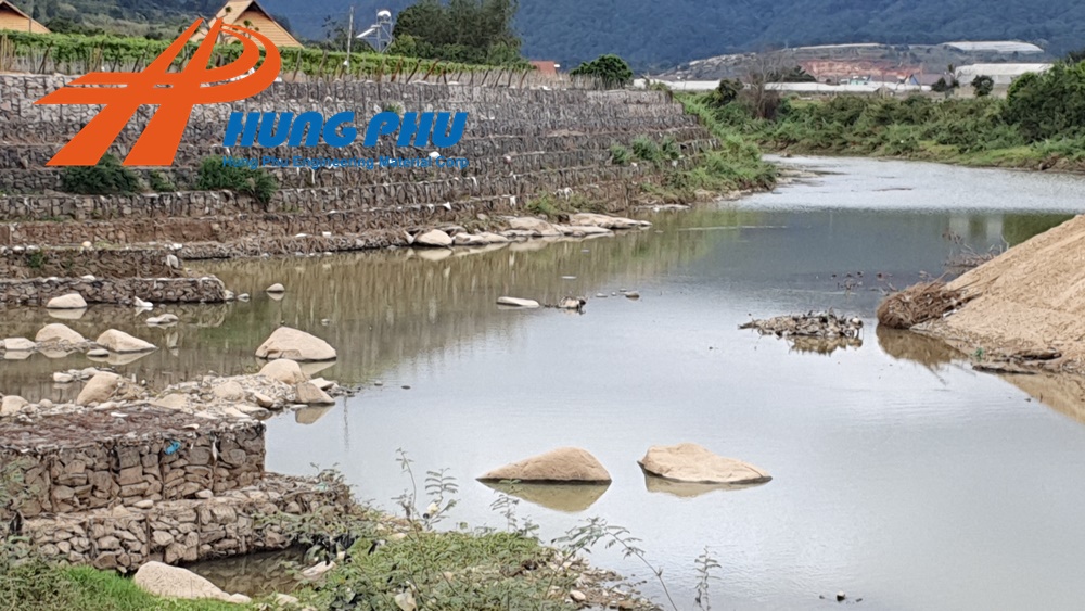 Thi công kè rọ đá trường chắn trọng lực - Dự án kè sông Đa Nhim - Lâm Đồng 45 Thi công kè rọ đá trường chắn trọng lực - Dự án kè sông Đa Nhim - Lâm Đồng