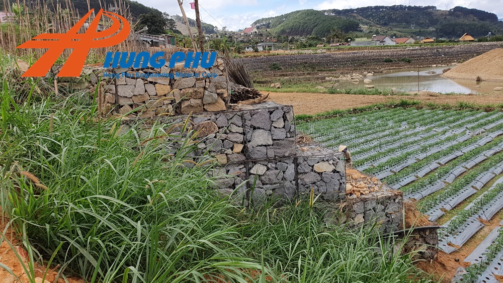 Thiết kế tường chắn trọng lực phổ biến với rọ đá hộc 84 thi công kè rọ đá