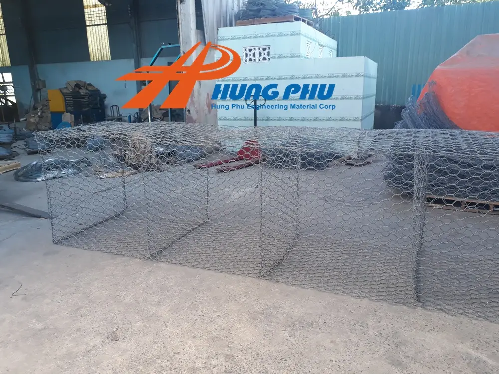 Định vị rọ đá trước khi đổ đá