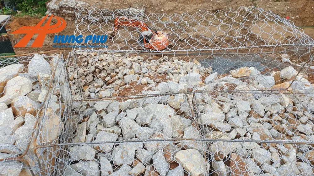 Liên kết thảm đá với rọ đá bằng dây buộc