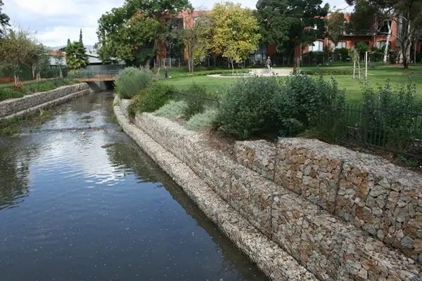 Rọ đá ứng dụng trong kè bờ - Giải pháp Xanh cho Tương lai