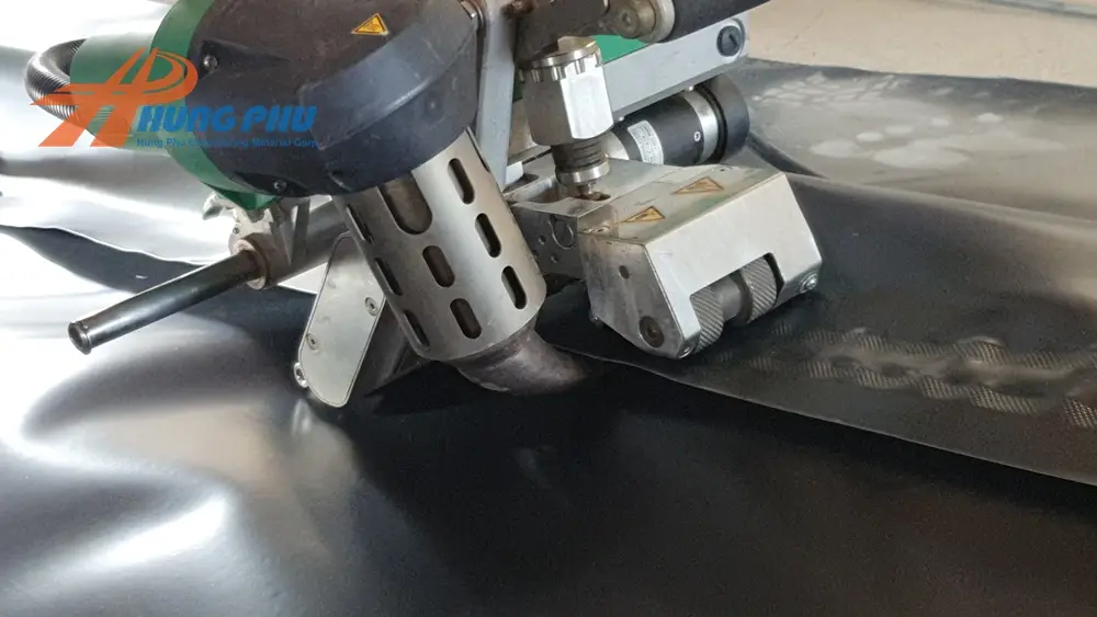 Thi công màng HDPE liên kết với chân kênh mương